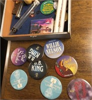 D - LOT OF CIGAR BOX & COLLECTIBLE BUTTONS (M68)