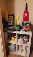 D - MIXED LOT OF TOYS & STORAGE CUBBY (F19)