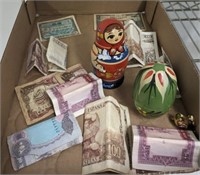 TRAY OF ASSORTED FOREIGN CURRENCY, NESTING DOLLS