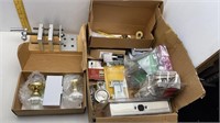 BOX OF MISC. DOOR KNOBS ACC. AND VISE PRESS