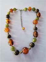 BEAUTIFUL VINTAGE FALL COLORED BEAD GLASS NECKLACE