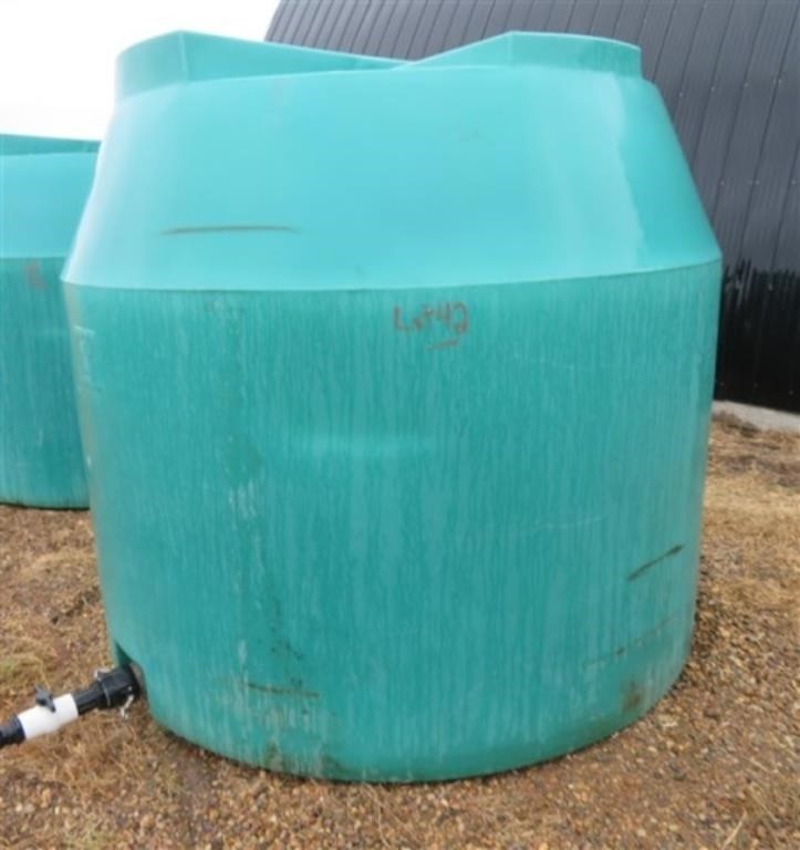 1000 gal. Poly Upright Water Tank w/valve