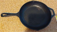 Lodge cast iron skillet 10.5 in