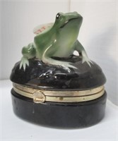 Frog lidded dish. Measures: 3.5" tall.