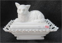 Westmoreland covered cat dish. Measures: 6" H x