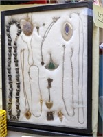 Display Jewelry & brooches