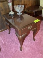 1 DRAWER WOODEN SIDE TABLE 18IN BY 27IN BY 23IN TA