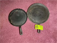 GROUP OF 2 CAST IRON GRIDDLES - 11IN AND 9IN ROUND