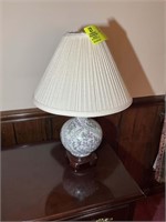 BOMBAY AND CO. TABLE LAMP WITH SHADE 19IN TALL