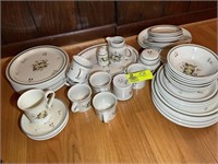 GROUP OF ROYAL DOULTON DINNERWARE AND SERVING DISH