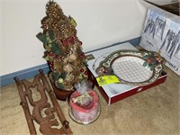 GROUP OF CHRISTMAS THEMED ITEMS INCLUDING TABLE CE