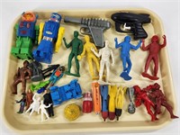 ASSORTED LOT OF VINTAGE SPACE TOYS AND FIGURES