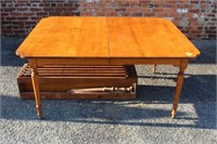 ANTIQUE TIGER MAPLE DINING TABLE W/ 4 EXTRA LEAVES