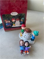 1999 Hallmark Keepsake Ornament Peanuts Snow Day