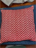 RED/WHITE PILLOW