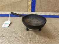GRISWOLD NO. 771 FOOTED ROUND SKILLET- HANDLE