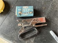 Arrow stapler with staples