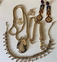 B - MIXED LOT OF COSTUME JEWELRY (R99)