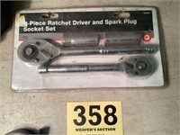 4 pc Ratchet and Spark plug socket set.