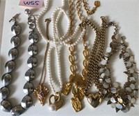 B - LOT OF COSTUME JEWELRY NECKLACES (W55)