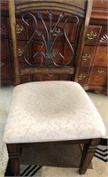 B - ACCENT CHAIR (S82)