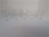 Mixed lot of clear glass wine glasses