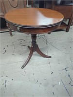 Vintage 3 legged round table 26" x 22"