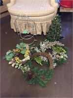 Plate holder, Christmas wreaths and tree