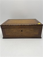 19TH CENT. INLAID ROSEWOOD AND BERYLED DRESSER BOX
