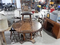 round oak table with 4 Chairs.