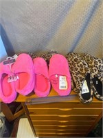 7 new pairs women’s slippers see desc