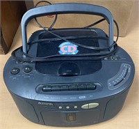 1 AIWA CD AND CASSETTE PLAYER / RADIO WORKS /SHIP