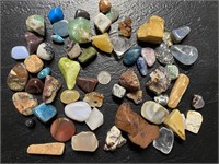 ASSORTMENT OF SMALL POLISHED/TUMBLED STONES OF