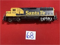 HO Scale- Santa Fee Engine (side rails damaged)