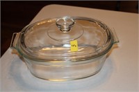 Glass pyrex bowl with lid
