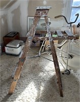 Antique Collapsible Step Ladder w/Paint Bucket Led