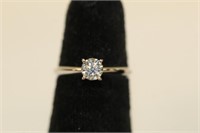 14kt white gold Diamond Ring featuring a prong