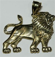 A LARGE 10KT YELLOW GOLD LION PENDANT 7.80 GRS