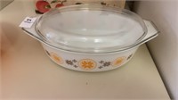 Vintage Pyrex casserole dish w/lid