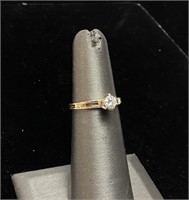 14KT GOLD SOLITAIRE ROUND DIAMOND RING, 1.8g,