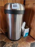 Trash can 31" t w/ bags