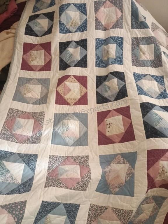 Handmade Quilt | Live and Online Auctions on HiBid.com