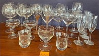 R - MIXED LOT OF GLASSWARE (L32)