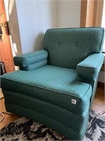 SQUARE GREEN UPHOLSTERED SITTING CHAIR ON CASTERS