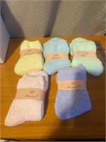 5 new pairs women’s soft fuzzy socks
