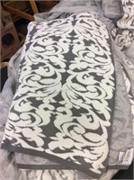 6 studio Twist bed scarves/end of bed blanket