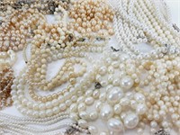 Grand lot de colliers et bracelets style perle