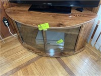 OAK AND GLASS TV STAND APPROX 44 IN W X 20 IN DEEP