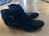 D5) Size 9 women’s boots