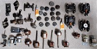 TRAY LOT ASSORTED LIONEL TRAIN PARTS  METAL WHEELS